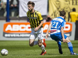 Davy Pröpper (l.) draait naar zijn rechterbeen en ontdoet zich daarmee van Wout Brama (r.) tijdens de play-offstrijd tussen Vitesse en PEC Zwolle. (24-05-2015)