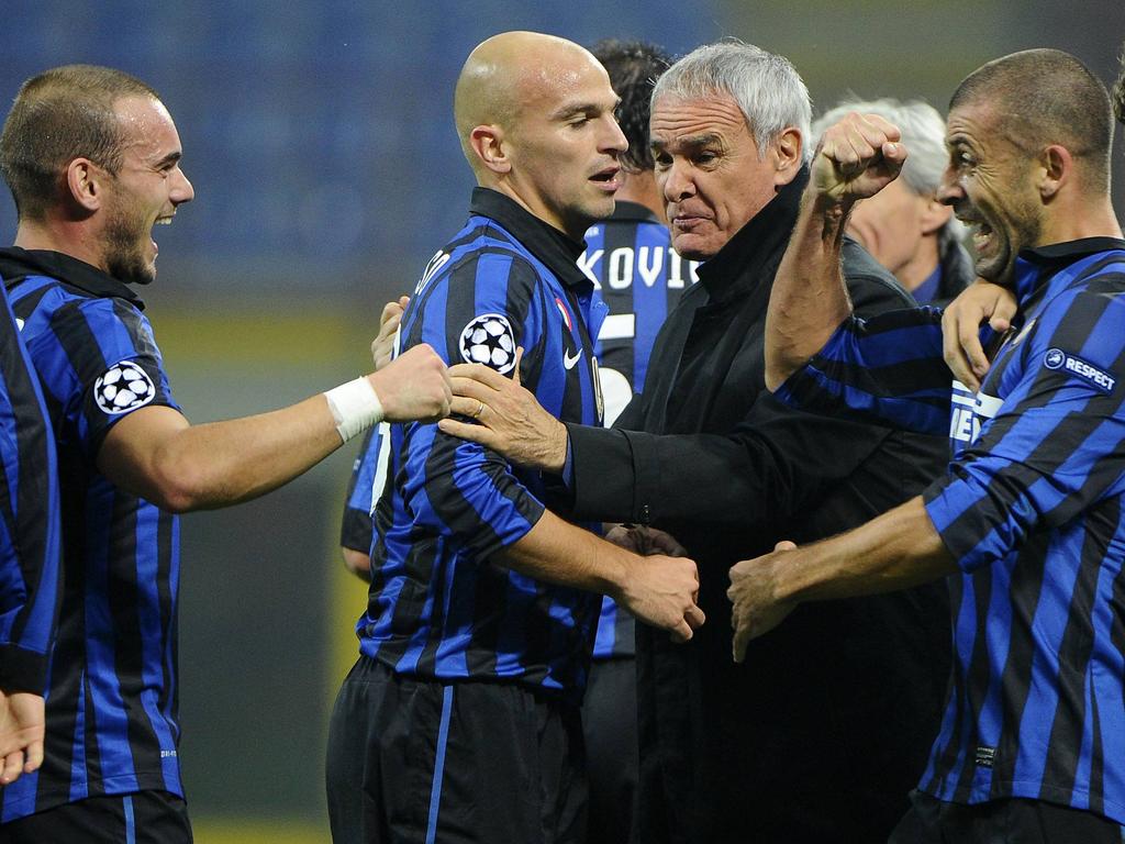 V.l.n.r: Wesley Sneijder, Esteban Cambiasso, trainer Claudio Ranieri en Walter Samuel vieren feest nadat Inter in de groepsfase van de Champions League gewonnen heeft van Lille OSC. (02-11-2011)