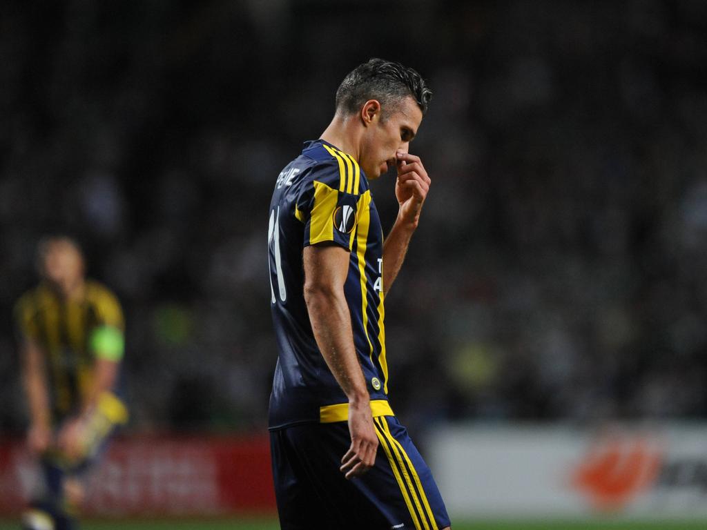 Robin van Persie baalt tijdens het duel in de Europa League tussen Celtic en Fenerbahçe. (01-10-2015)