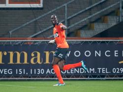 Gyliano van Velzen zet FC Volendam vlak voor rust op een 1-0 voorsprong tegen FC Eindhoven, maar de manier waarop is van grote schoonheid. Aan de linkerkant van de zestien neemt hij de bal op zijn linkervoet, waarna de bal via de onderkant van de lat in het doel gaat. (30-10-2015)