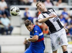Mike te Wierik (r.) springt hoger dan Fran Sol (l.) en wint het kopduel tijdens de wedstrijd Heracles Almelo - Willem II. (14-08-2016)