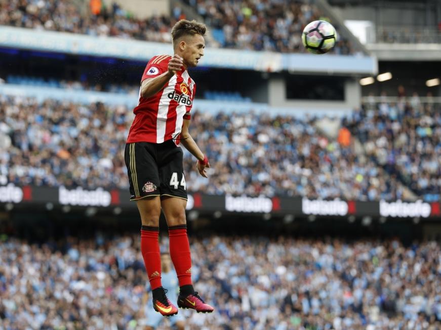 Adnan Januzaj springt hoog om de bal te koppen tijdens de wedstrijd van Sunderland op bezoek bij Manchester City. (13-08-2016)