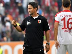Dirk Schuster bejubelt seinen ersten Heimsieg als FCA-Trainer