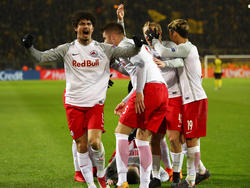 Andé Ramalho (l.) bejubelt mit RB Salzburg den Einzug ins Europa-League-Viertelfinale