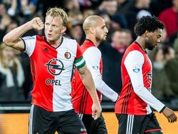 Dirk Kuyt (l.) zet Feyenoord met een knappe kopbal op een 1-0 voorsprong tegen PEC Zwolle. (20-11-2016)