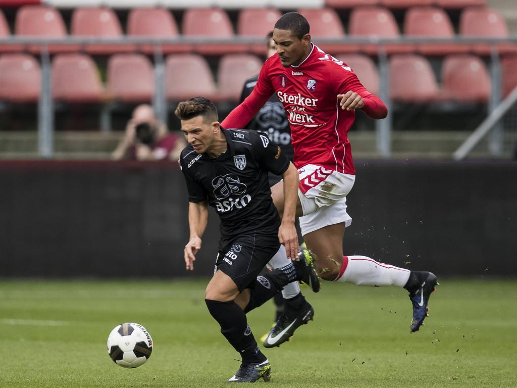Sébastien Haller (r.) begaat een overtreding op Brahim Darri (l.) tijdens het duel tussen FC Utrecht en Heracles Almelo. (11-12-2016)