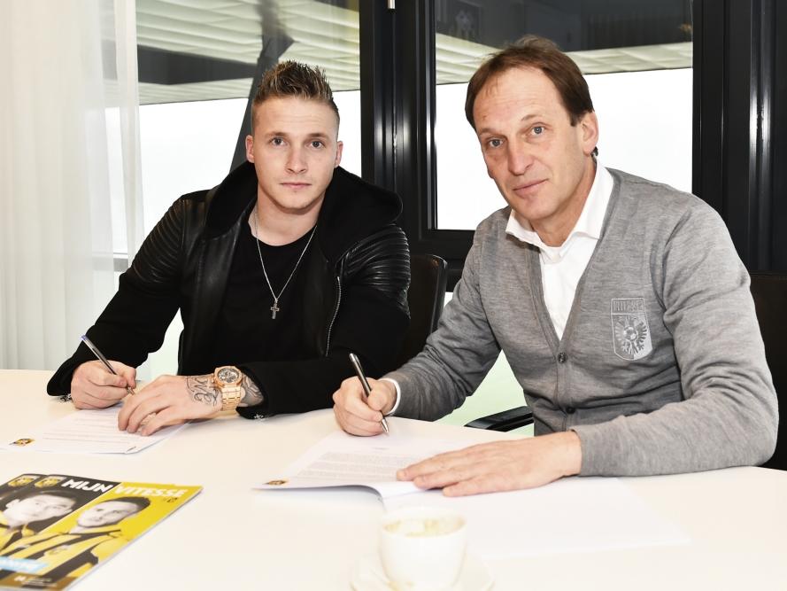 Alexander Büttner (l.) tijdens het ondertekenen van zijn contract bij Vitesse. (16-01-2017)