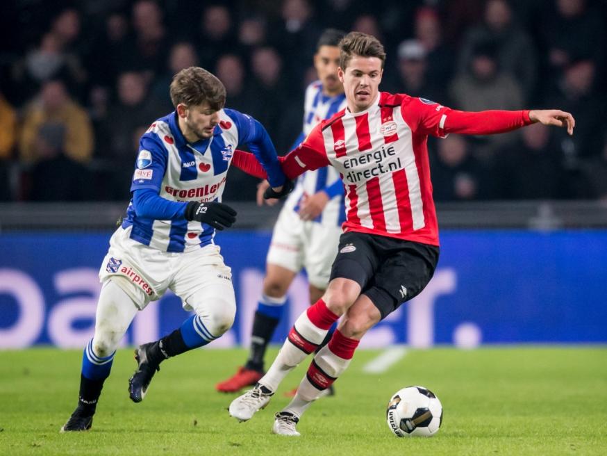 PSV-middenvelder Marco van Ginkel kapt en draait weg van zijn tegenstander, sc Heerenveen-aanvaller Arber Zeneli. (22-01-2017)