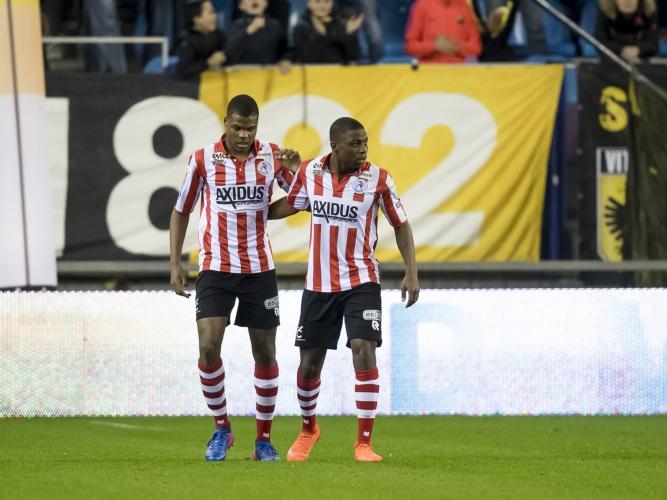 Dumfries en Floranus steunen elkaar in de wedstrijd tegen Vitesse
