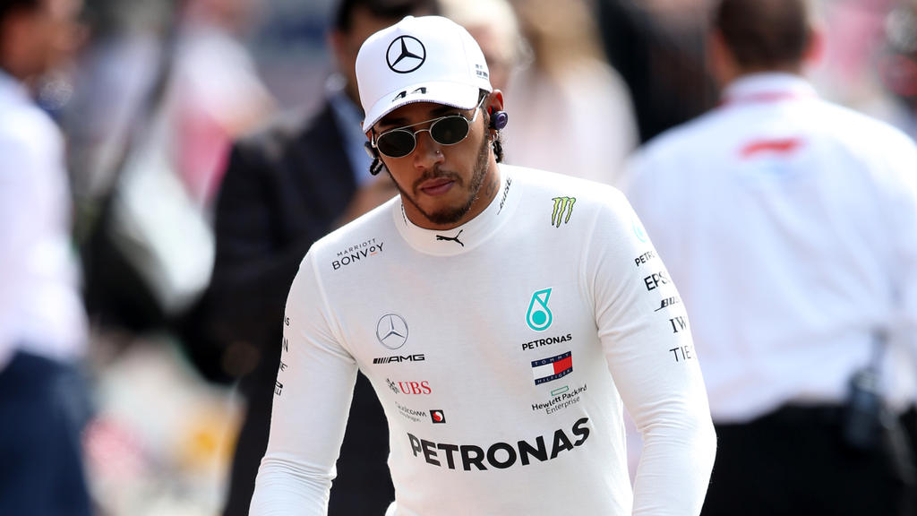 Lewis Hamilton hatte auf dem Podium in Monza nicht gerade viel Spaß Lewis Hamilton hatte auf dem Podium in Monza nicht gerade viel Spaß