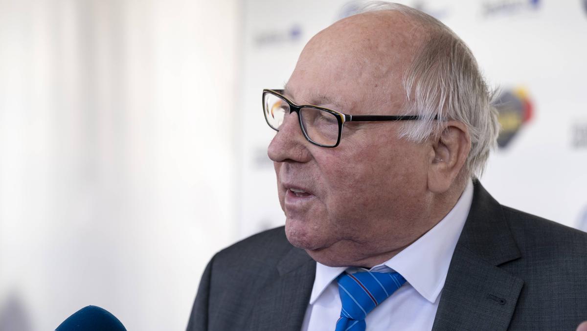 Nach der 1:5 Niederlage des HSV gegen den SV Sandhausen ist Uwe Seeler nicht zum Lachen zumute Nach der 1:5 Niederlage des HSV gegen den SV Sandhausen ist Uwe Seeler nicht zum Lachen zumute