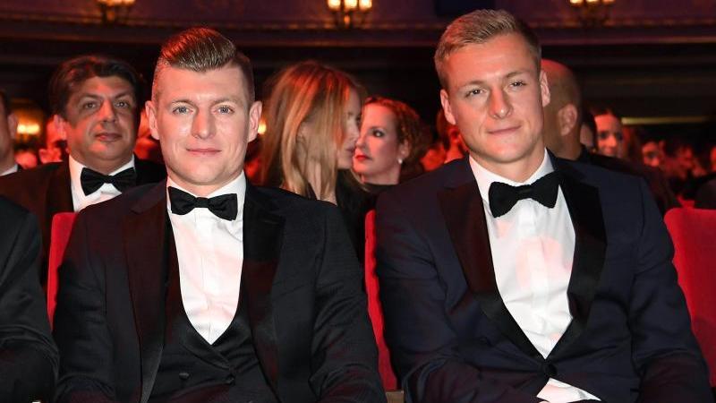 Werden in Corona-Zeiten von ihren Frauen frisiert: Toni Kroos (l.) und Bruder Felix Werden in Corona-Zeiten von ihren Frauen frisiert: Toni Kroos (l.) und Bruder Felix