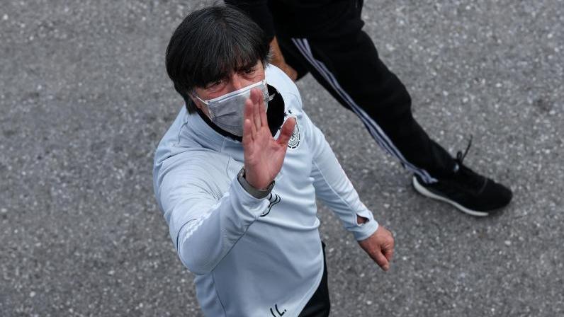 Vor dem Trainingslager in Seefeld war Bundestrainer Joachim Löw zu Gast bei Angela Merkel im Kanzleramt Vor dem Trainingslager in Seefeld war Bundestrainer Joachim Löw zu Gast bei Angela Merkel im Kanzleramt