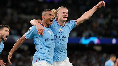 Erling Haaland (r.) steht mit Manuel Akanji im Finale der Champions League