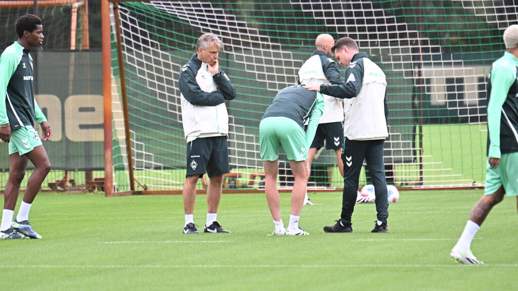 Horst Steffen (2.v.l.) beobachtet, wie Marvin Ducksch das erste Training der Vorbereitung abbrechen muss Horst Steffen (2.v.l.) beobachtet, wie Marvin Ducksch das erste Training der Vorbereitung abbrechen muss