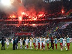Die Kölner Fans zündeten vor dem Anpfiff in Düsseldorf Bengalos