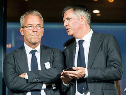 Tijdens de wedstrijd Feyenoord - FC Utrecht voeren algemeen directeur Eric Gudde (l.) en technisch directeur Martin van Geel (r.) een gesprek. (09-08-2015)