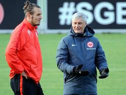 Auch Alexander Meier (l) stellt sich in der Krise von Eintracht Frankfurt hinter Trainer Armin Veh. 