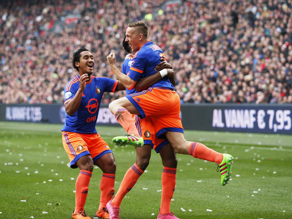 Jens Toornstra viert met onder meer Renato Tapia (l.) zijn doelpunt voor Feyenoord tegen Ajax in de Eredivisie. (07-02-2016)