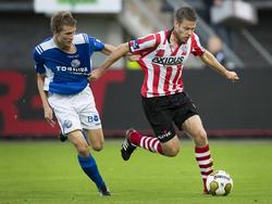 Johan Voskamp (r.) in duel met Jeffrey Buitenhuis (l.) tijdens Sparta - FC Den Bosch. (26-10-2013)