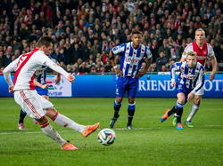 Arkadiusz Milik mag in de slotfase van de wedstrijd Ajax - sc Heerenveen aanleggen voor een strafschop. Kenneth Otigba (m.) legde Kolbeinn Sigþórsson (r.) neer. Milik blijft koel en schiet de 4-1 binnen. (22-11-2014)