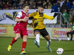 Adnane Tighadouini zet zijn lichaam tussen de bal en Mattias Johansson tijdens NAC Breda - AZ. (08-11-2014)