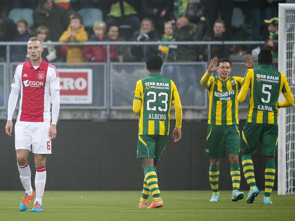 Mike van der Hoorn (l.) loopt sip weg als Ajax op het laatste moment punten heeft verspeeld tegen ADO Den Haag. Aan de rechterkant vieren Roland Alberg, Xander Houtkoop en Wilfried Kanon het punt. (30-11-2014)