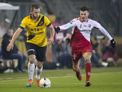 Edouard Duplan (r.) keert na tien maanden blessureleed terug in het shirt van FC Utrecht. Hier vecht hij een duel uit met Rémy Amieux tijdens NAC Breda - FC Utrecht. (29-11-2014)