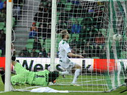 Michael de Leeuw (r.) ramt de 2-0 van FC Groningen tegen AZ in het doel. (08-02-2015)