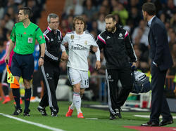 Met een voorzichtige tred loopt Luka Modrić van het veld. De Kroaat raakt in de wedstrijd Real Madrid - Málaga CF geblesseerd aan zijn knie. (18-04-2015)