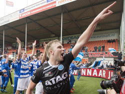 De Graafschap-doelman Hidde Jurjus viert de promotie naar de Eredivisie met de supporters. (31-05-2015)