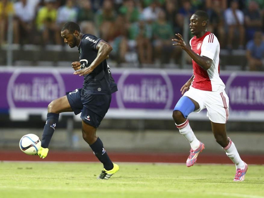 Yaya Sanogo (r.) zet de achtervolging in tijdens de laatste oefenwedstrijd van Ajax, op Franse bodem tegen AS Saint-Étienne. Kévin Théophile-Catherine moet snel handelen. (22-07-2015)