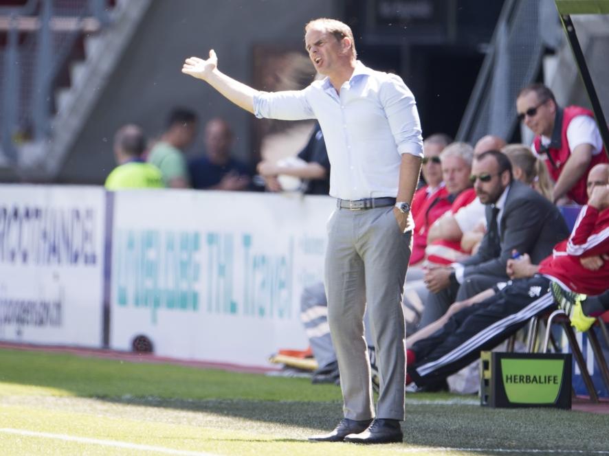 Ajax-trainer Frank de Boer geeft zijn ploeg aanwijzingen tijdens AZ Alkmaar - Ajax. (09-08-2015)