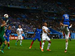 Frankreichs Paul Pogba (15) trifft im Viertelfinale der EURO 2016 gegen Island (03.07.2016).