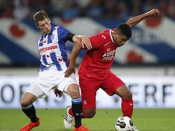 Stijn Schaars (l.) gooit zijn lichaam in de strijd om Chinedu Ede (r.) van de bal te krijgen, maar de aanvaller van FC Twente weet te ontsnappen. (10-09-2016)