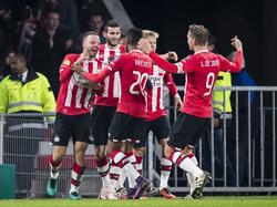 PSV viert de 1-0 van Bart Ramselaar (l.) tijdens het competitieduel PSV - Sparta Rotterdam (22-10-2016).