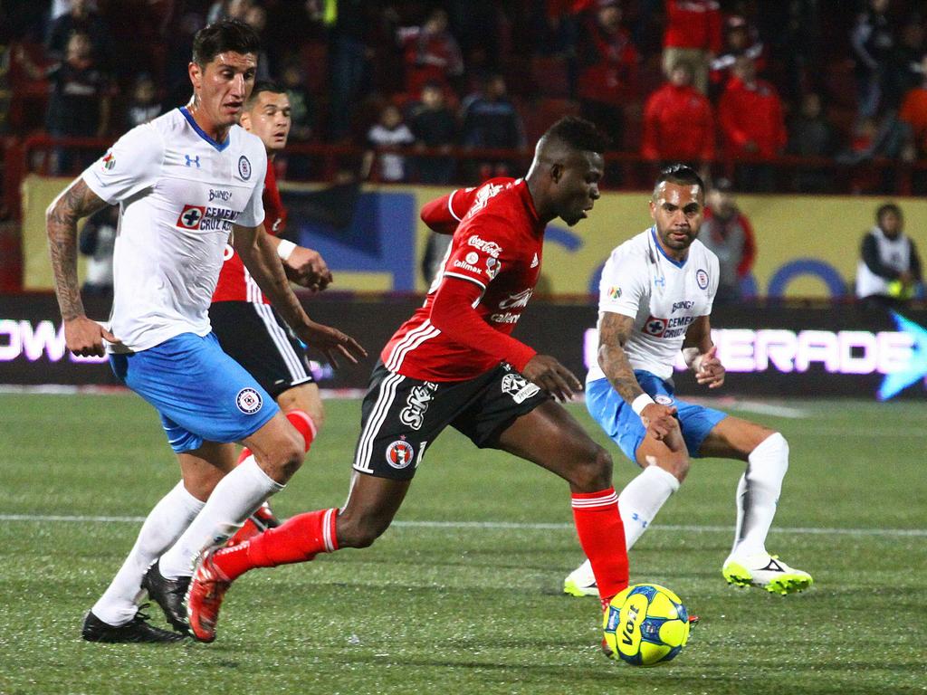 Avilés Hurtado lleva la bola delante de Gabriel Peñalba de Cruz Azul. (Foto: Imago)