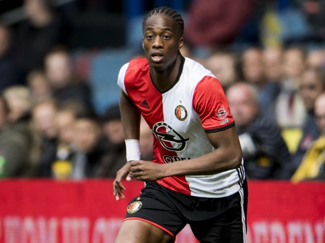 Terence Kongolo zoekt naar mogelijkheden tijdens het competitieduel Vitesse - Feyenoord (23-04-2017).