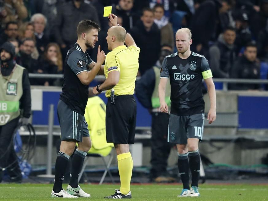 Szymon Marciniak (m.) toont Joël Veltman (l.) de gele kaart terwijl Davy Klaassen (r.) daar niet blij mee is. (11-05-2017)