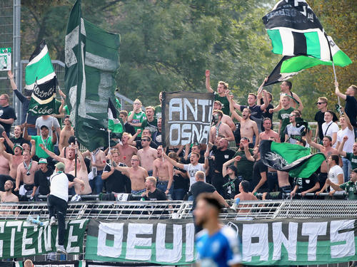 Die Fans von Preußen Münster zündeten beim Spiel gegen VfL Osnabrück Pyrotechnik