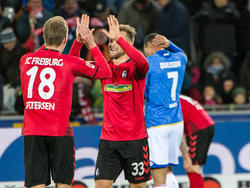Freiburgs Nils Petersen (l) jubelt über seinen Treffer gegen Mainz