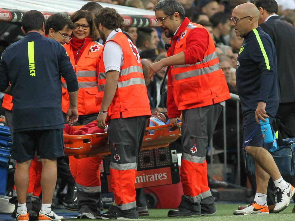 Juankar sale en camilla del rectángulo de juego del Bernabéu. (Foto: Imago)