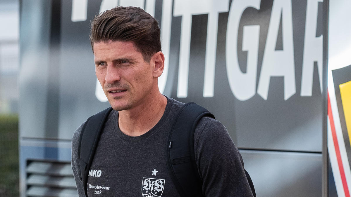 Der Stuttgarter Mario Gomez leidet unter einer Magenverstimmung Der Stuttgarter Mario Gomez leidet unter einer Magenverstimmung
