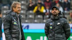 Alexander Nouri (r.) assistiert Jürgen Klinsmann als Trainer bei Hertha BSC