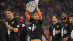 Manuel Neuer feiert mit dem FC Bayern den Titel