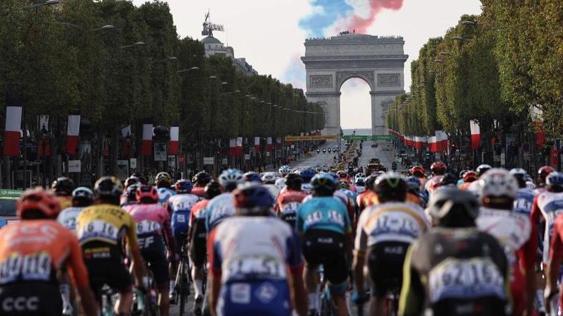 Doping-Fall bei der Tour de France? Ein Arzt und ein Krankengymnast bleiben in Polizeigewahrsam Doping-Fall bei der Tour de France? Ein Arzt und ein Krankengymnast bleiben in Polizeigewahrsam