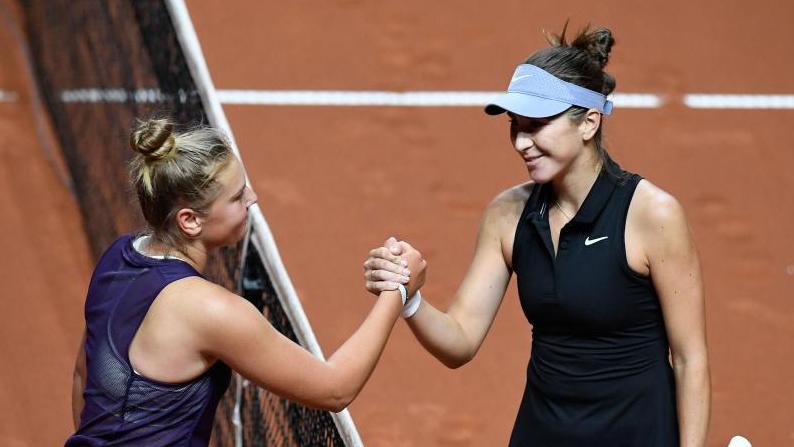 Nastasja Schunk (l.) gratuliert Belinda Bencic zum Sieg