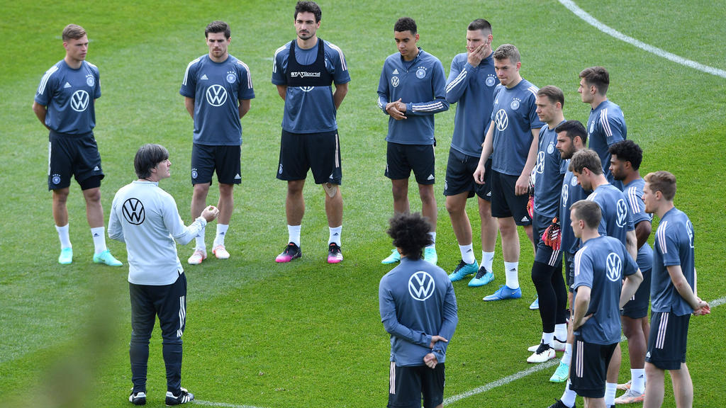 In der Nationalmannschaft sollen einige Stars des FC Bayern an Löws Taktik zweifeln In der Nationalmannschaft sollen einige Stars des FC Bayern an Löws Taktik zweifeln