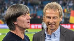Jürgen Klinsmann (r.) bewundert die Arbeit von Bundestrainer Joachim Löw (l.)