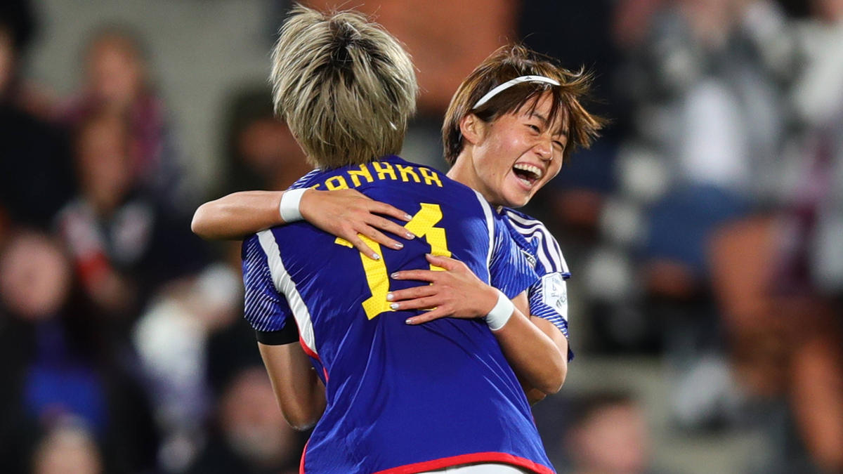 Miyazawa (hinten) macht für Japan gegen Sambia den Unterschied